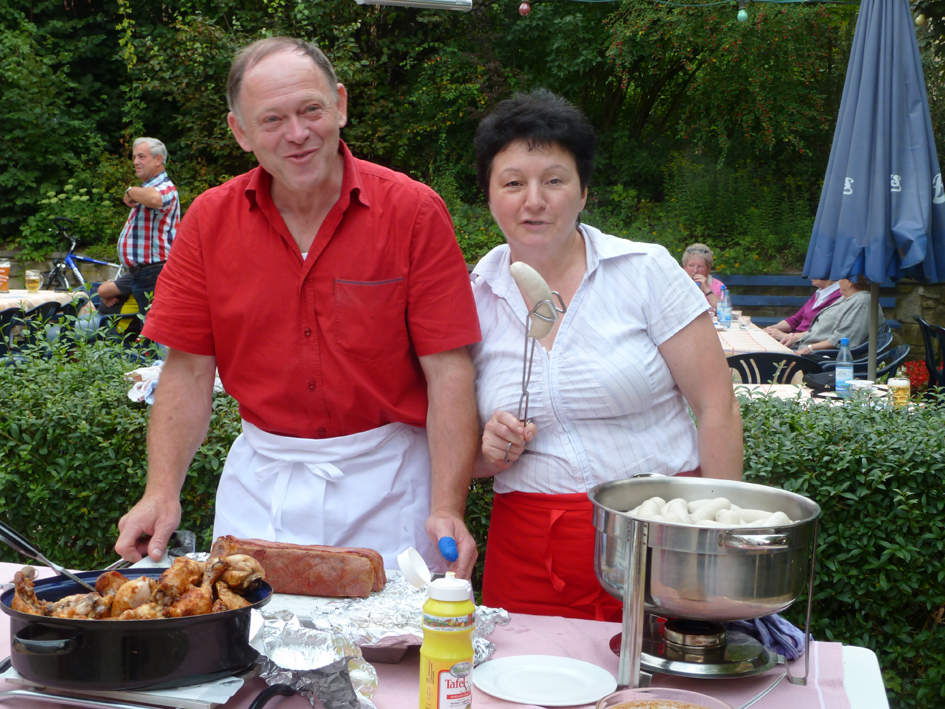Deftiges Abendessen im Garten