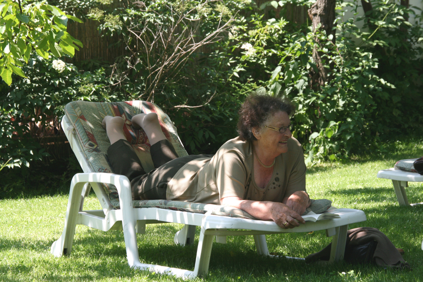 Ausruhen auf den Liegestühlen im Garten