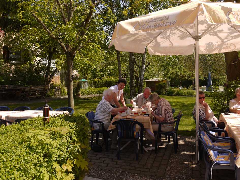 Kaffee und Kuchen im Biergarten