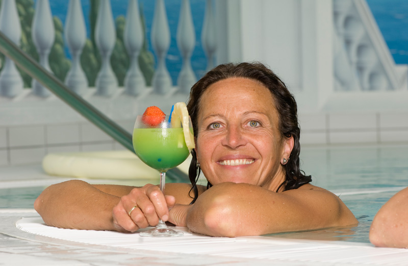 Cocktail genießen am Schwimmbeckenrand