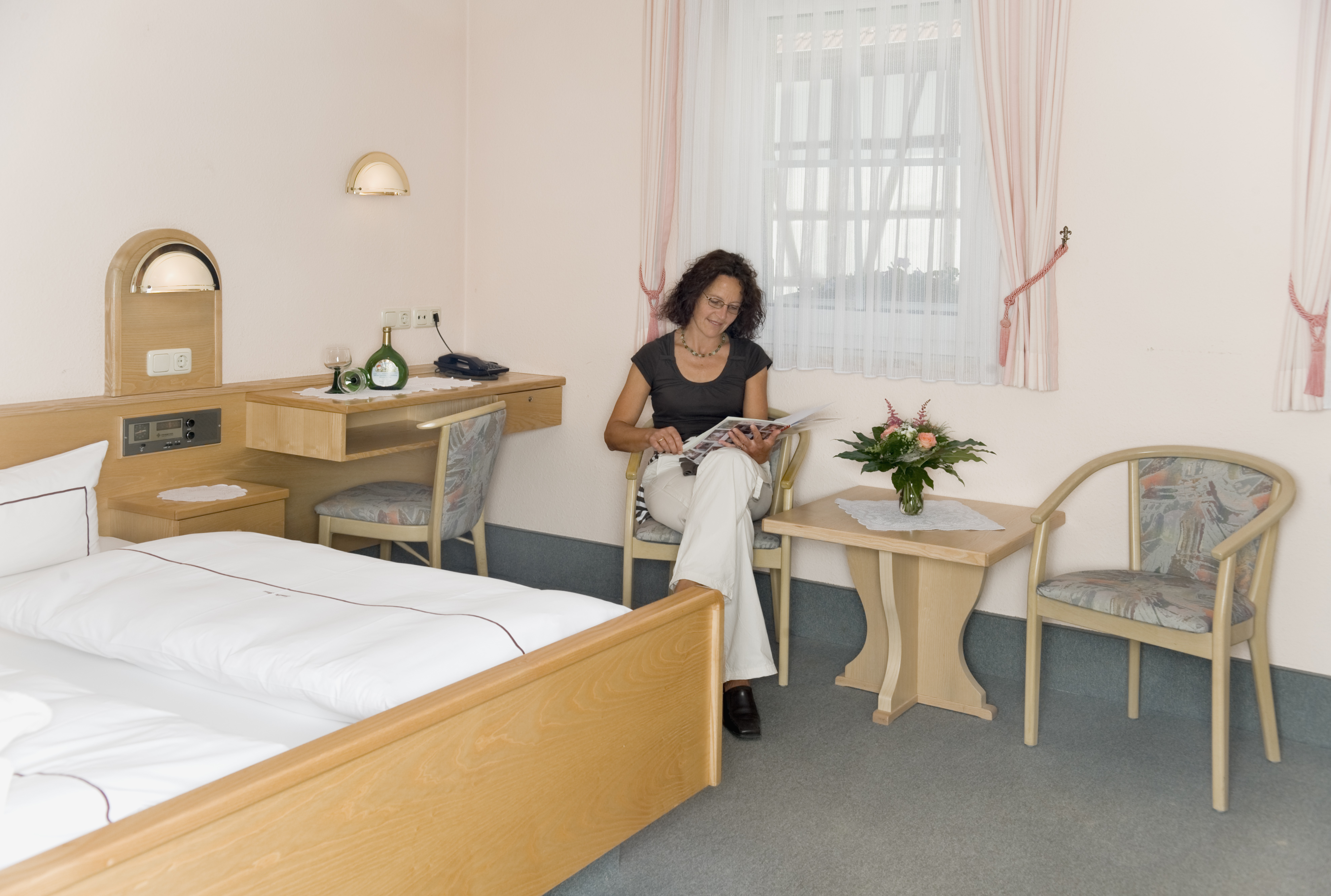 Frau in einem der Zimmer im Hotel Ebner