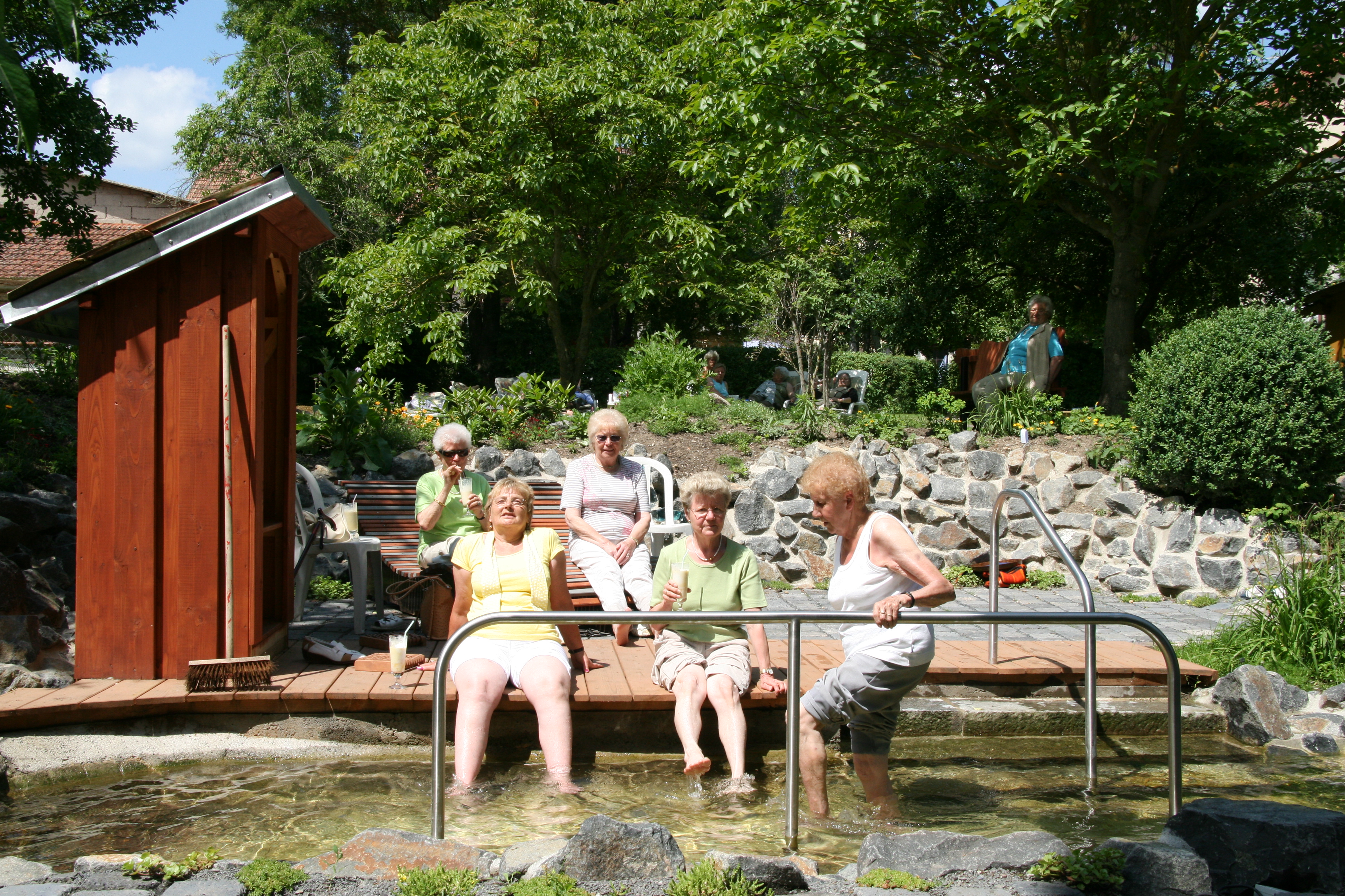 Entspannen am Kneipp-Tretbecken im Garten des Hotels Ebner