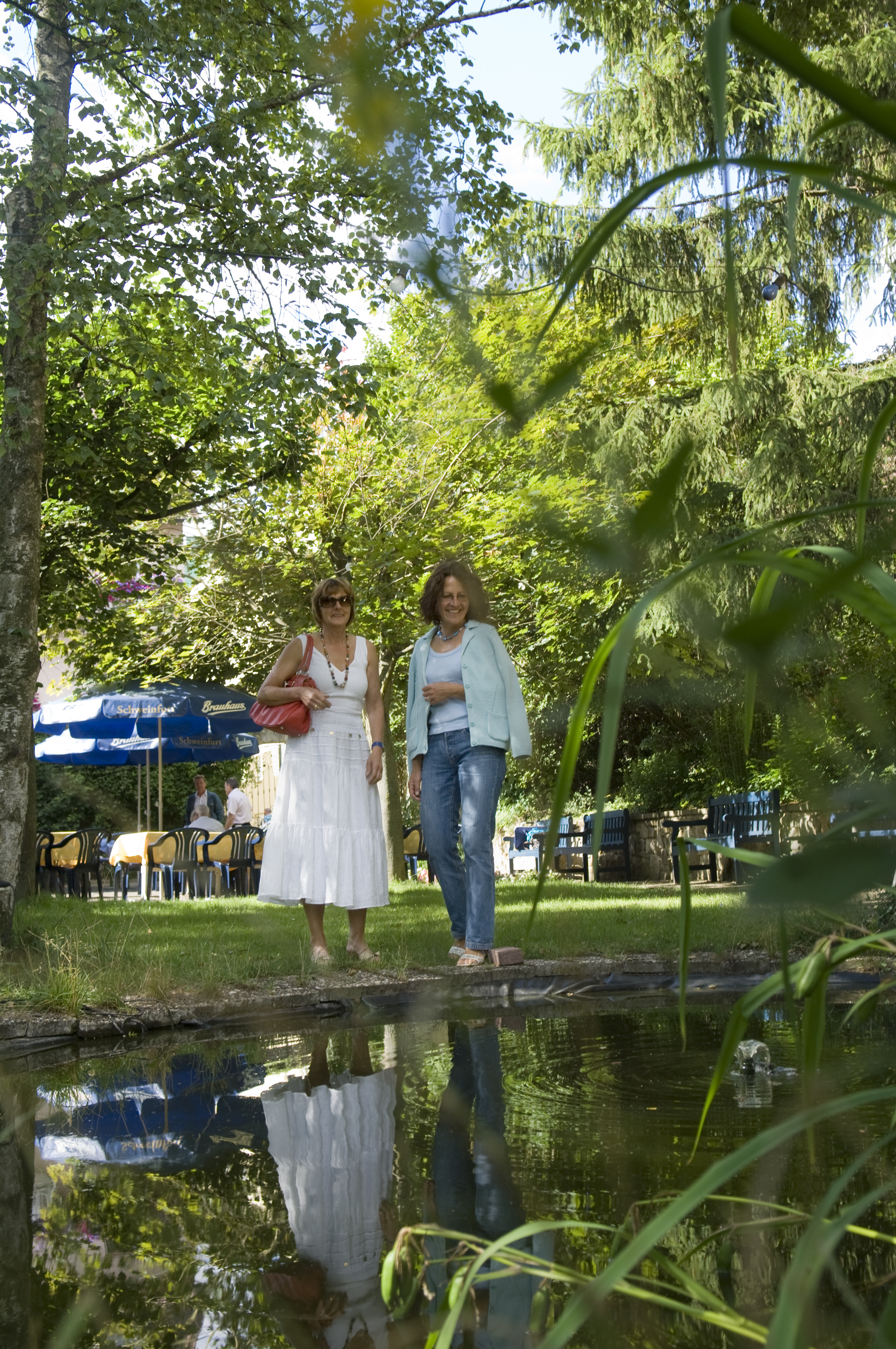 Spazieren im Garten des Hotels Ebner