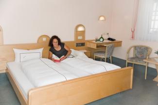 Frau liest auf Bett